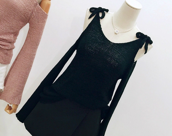 Дамски пуловер с голо рамо