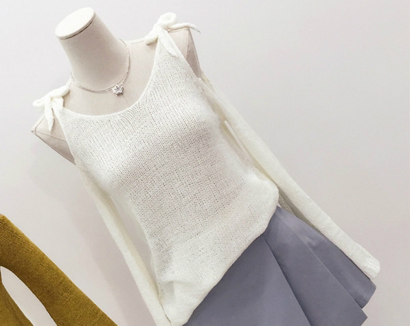 Дамски пуловер с голо рамо