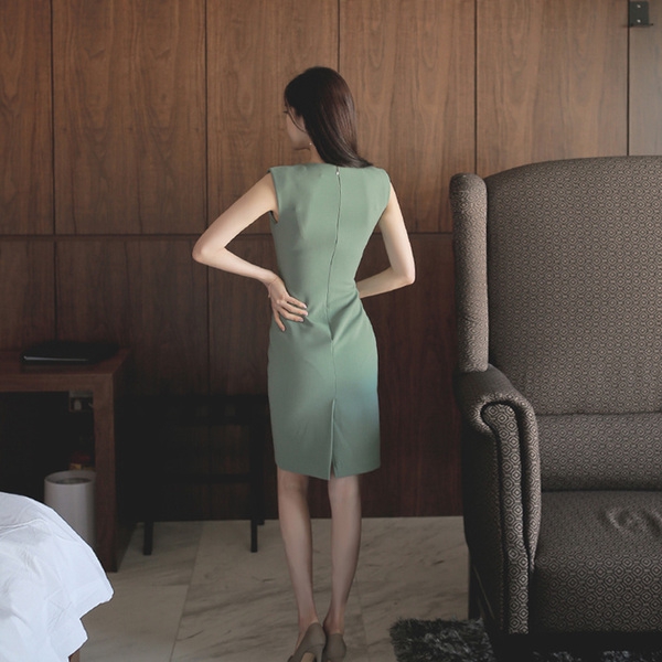 Ефектна дамска рокля без ръкави в зелен модел 