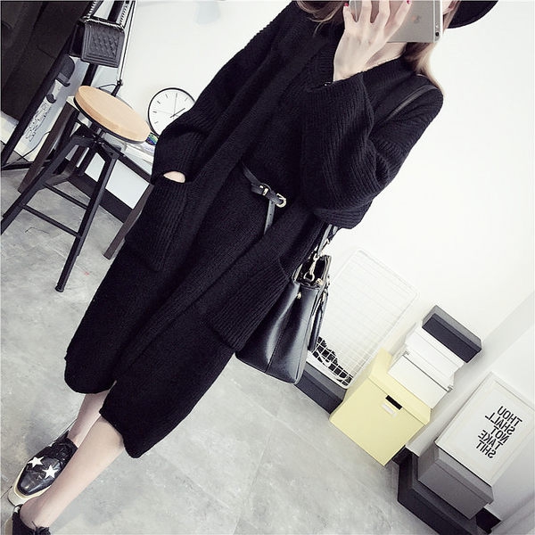 Μοντέρνο γυναικείο σύνολο από δύο μέρη - πουλόβερ και ζακέτα -σε Μπλε Πράσινο Μαύρο Κόκκινο χρώμα.