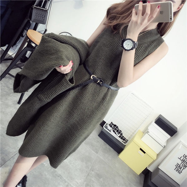 Μοντέρνο γυναικείο σύνολο από δύο μέρη - πουλόβερ και ζακέτα -σε Μπλε Πράσινο Μαύρο Κόκκινο χρώμα.