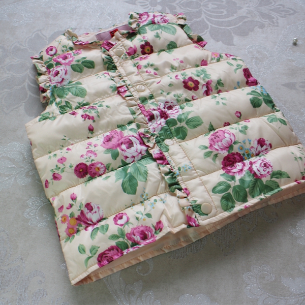 Παιδικά γιλέκα για κορίτσια δύο μοντέλα με μοτίβα και πεταλούδες.