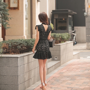 Дамска рокля без ръкави в стилен бял и черен модел, с къдри по долнището на роклята