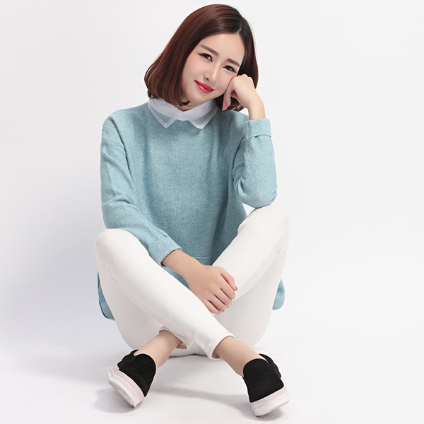 Есенни пуловери с дантелена бяла яка .