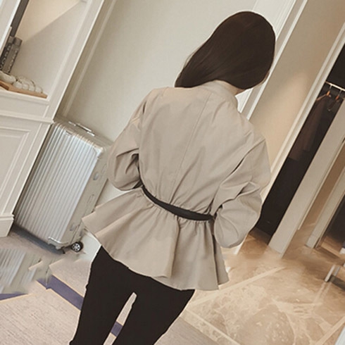 Есенно яке с коланче - широко в долната част.