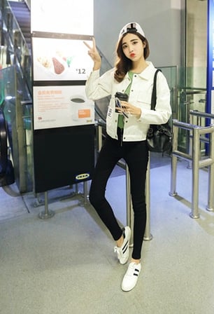 Късо стилно яке в черно, червено и бяло