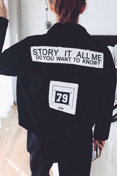 Късо стилно яке в черно, червено и бяло