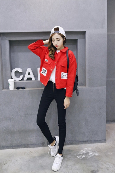 Късо стилно яке в черно, червено и бяло