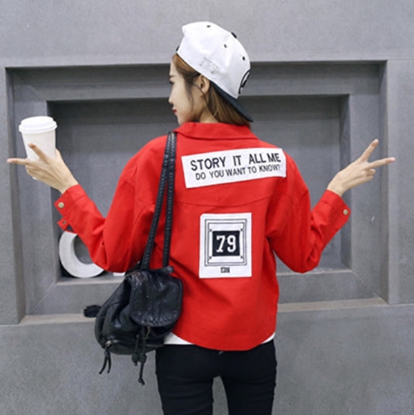 Късо стилно яке в черно, червено и бяло