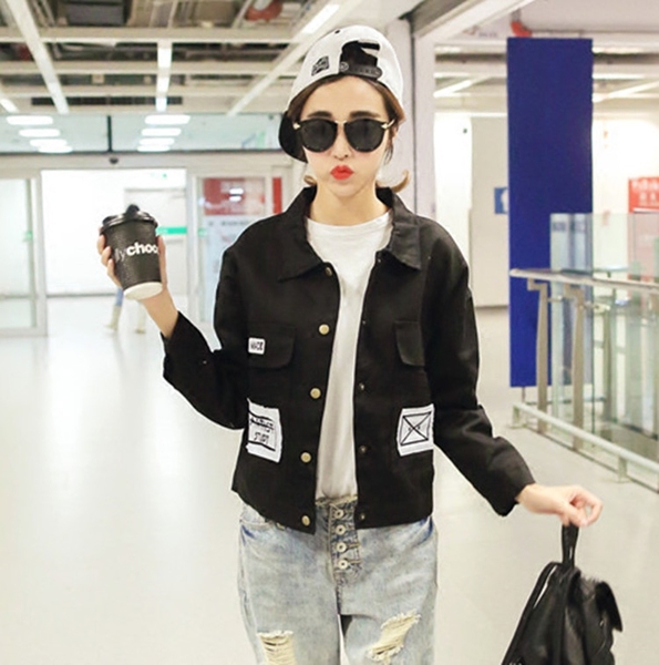 Късо стилно яке в черно, червено и бяло