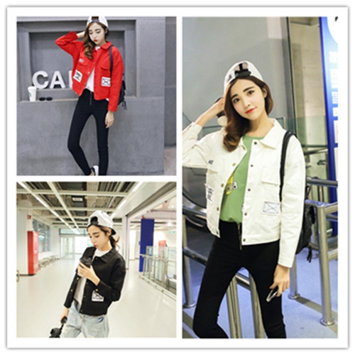 Късо стилно яке в черно, червено и бяло