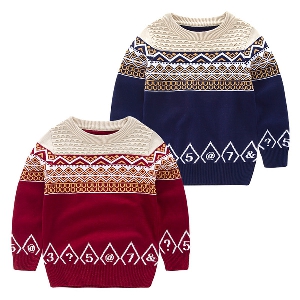 Παιδικά πουλόβερ με εθνοτικές μοτίβα σε κόκκινο και μπλε χρώμα.