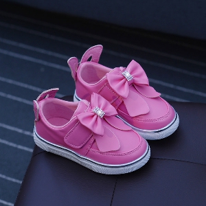 Παιδικές  μπότες  για κορίτσια από συνθετική δέρμα με  κορδέλα και πέτρες σε λευκό, ροζ και φούξια χρώμα.