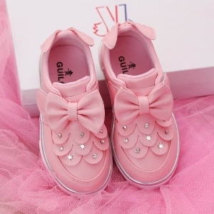 Παιδικές  μπότες  για κορίτσια από συνθετική δέρμα με  κορδέλα και πέτρες σε λευκό, ροζ και φούξια χρώμα.