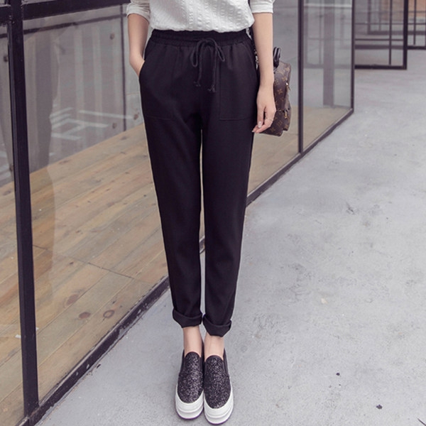 Спортно-елегантни есенни панталони в сив и черен цвят.