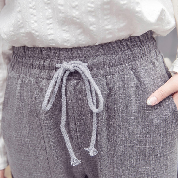 Спортно-елегантни есенни панталони в сив и черен цвят.