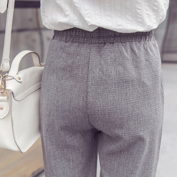 Спортно-елегантни есенни панталони в сив и черен цвят.