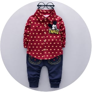 Детски комплект от две части за момчета - риза и панталон в червен и син цвят.