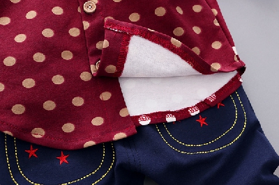 Детски комплект от две части за момчета - риза и панталон в червен и син цвят.