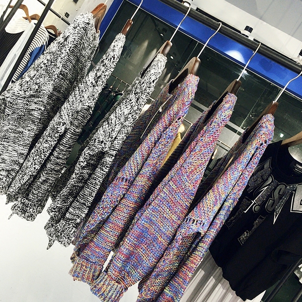 Γυναικεία φαρδιά πουλόβερ σε μαύρο και άσπρο.