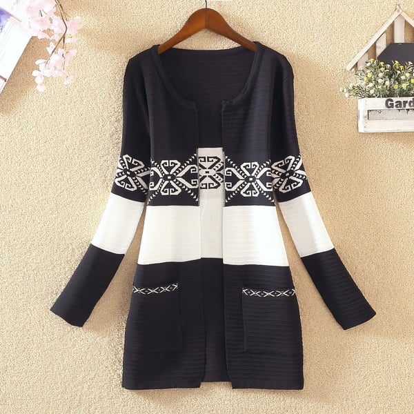 Γυναικεία  ζακέτα σε τέσσερις χρωματικούς συνδυασμούς.