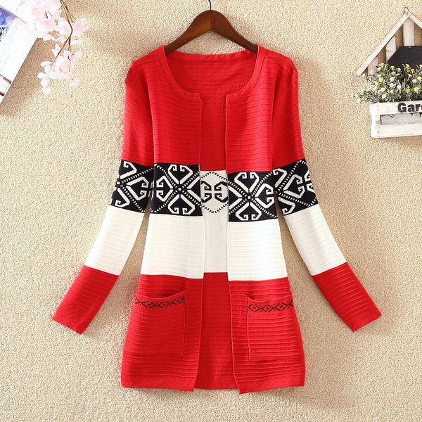 Γυναικεία  ζακέτα σε τέσσερις χρωματικούς συνδυασμούς.