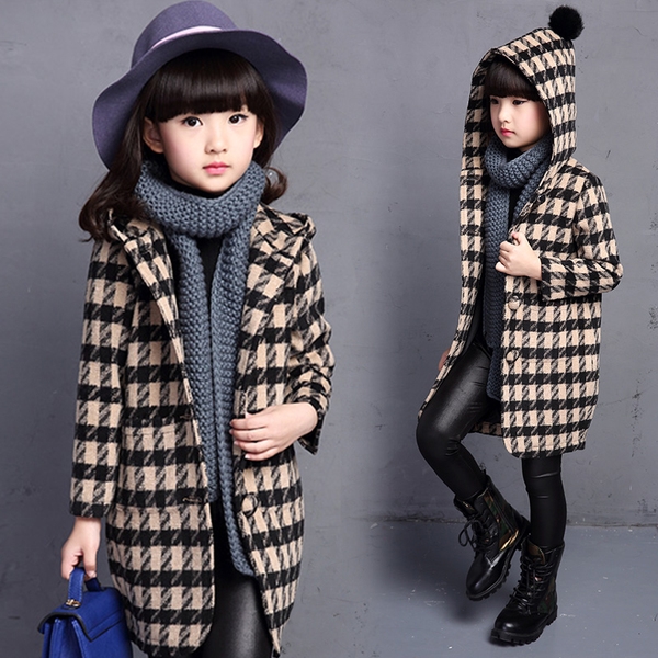 Παιδικά καρό μάλλινα παλτά για κορίτσια με κουκούλα σε τέσσερις χρωματικούς συνδυασμούς.