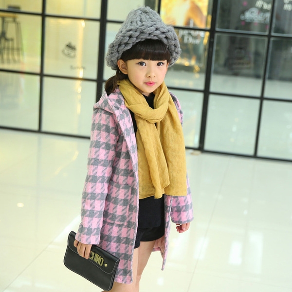 Παιδικά καρό μάλλινα παλτά για κορίτσια με κουκούλα σε τέσσερις χρωματικούς συνδυασμούς.