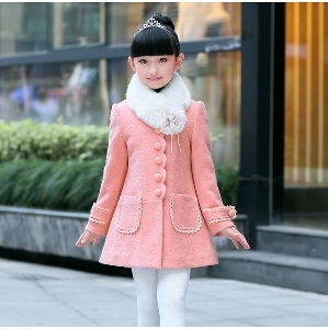 Детско зимно палто в два цвята-розов и червен с красива пухена яка.