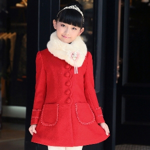 Детско зимно палто в два цвята-розов и червен с красива пухена яка.