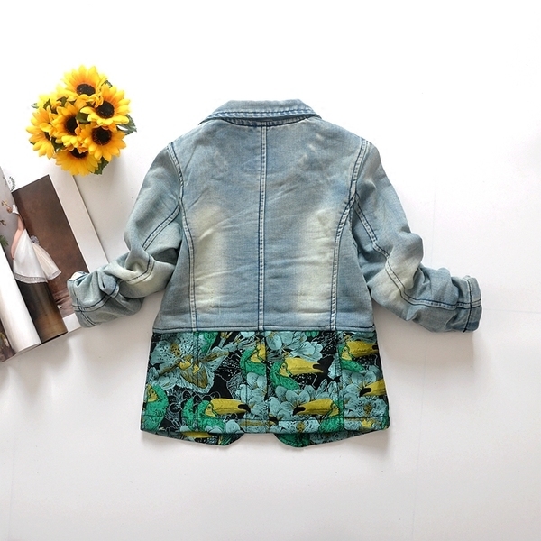 Παιδικό τζιν μπουφάν για κορίτσια με φυτικά  μοτίβα στο κάτω μέρος.