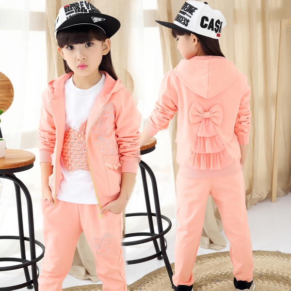 Παιδικό φθινοπωρινό αθλετικό φόρμα για κορίτσια σε τρία μέρη σε ροζ και φούξια χρώμα.