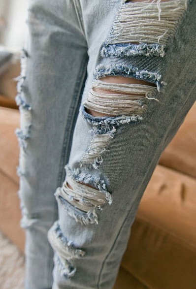 Стилни дамски дънки в два цвята накъсани с висока талия