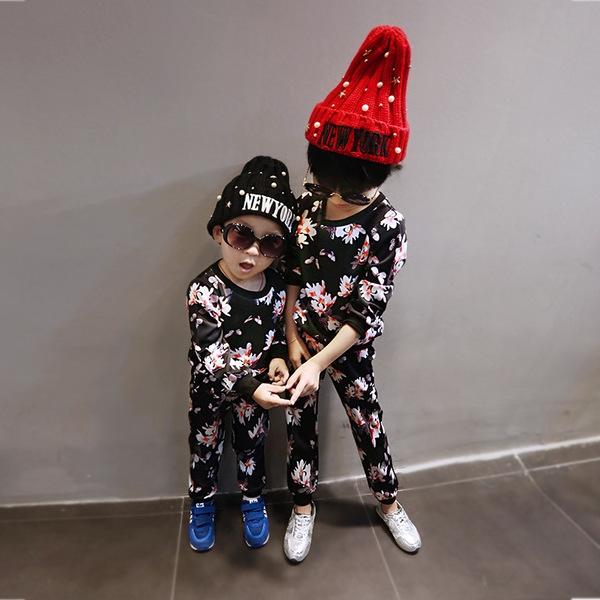 Детски комплект от две части - панталон и блуза във флорални мотиви