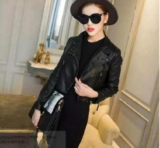 Стилно късо дамско  яке от изкуствена кожа в класическо черно