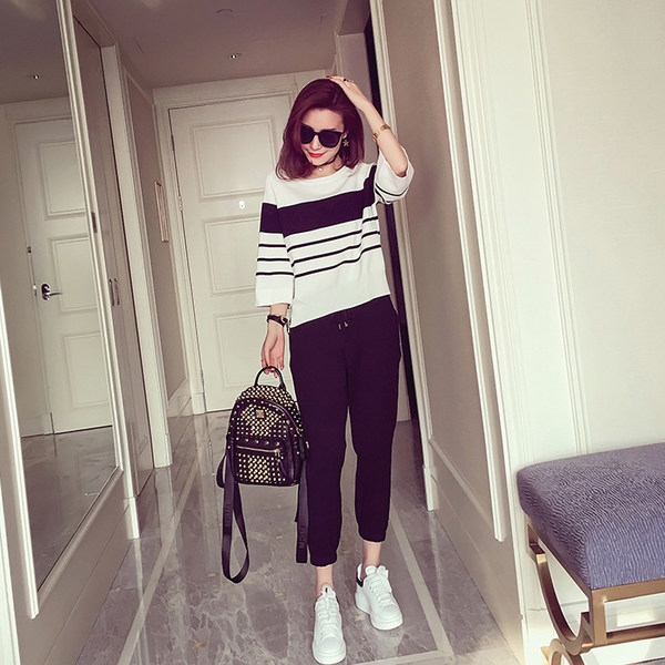 Раиран черно-бял комплект от две части- блуза с 3/4 ръкав и панталон. 