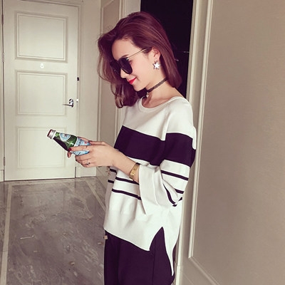 Раиран черно-бял комплект от две части- блуза с 3/4 ръкав и панталон. 