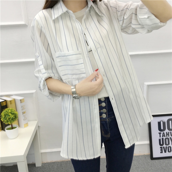 Памучна риза в бяло с различни етно мотиви.