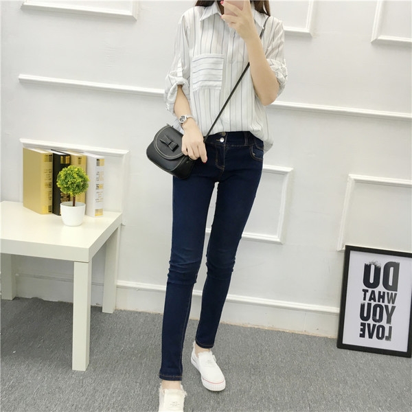 Памучна риза в бяло с различни етно мотиви.