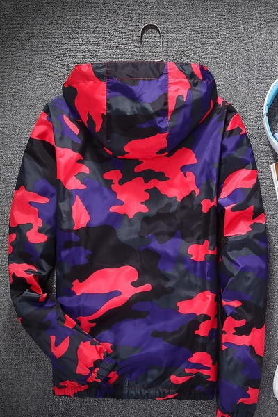 Ανδρικό  καμουφλάζ μπουφάν με διαφορετικά πρότυπα