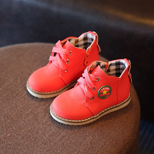 Παιδικά  χειμωνιάτικα παπούτσια σε τρία χρώματα για αγόρια και κορίτσια σε  χρώμα Κόκκινο, Πορτοκαλί και  Καφέ.