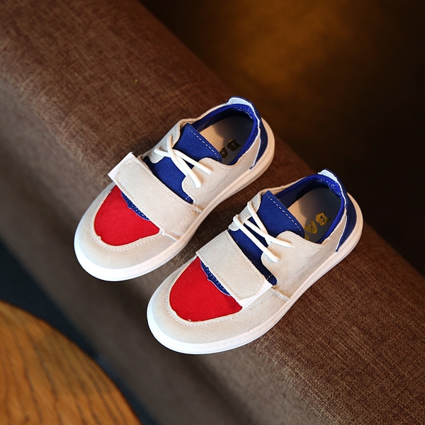 Ежедневни обувки за момичета и момчета със връзки и лепенка. 