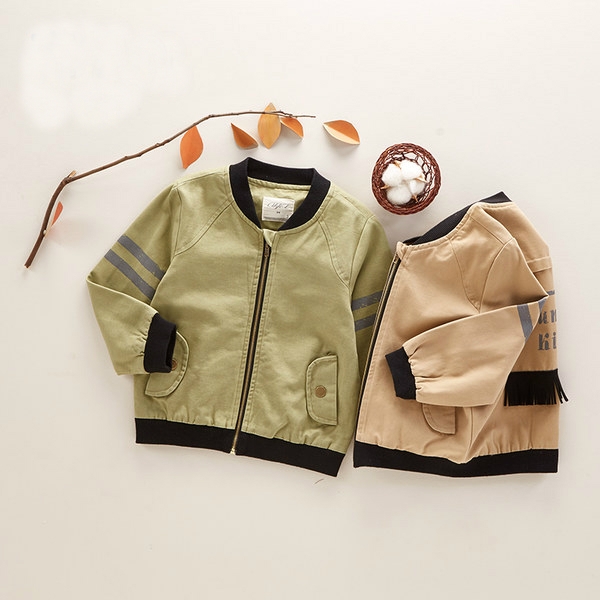 Детско есенно яке за момчета в бежово и зелено.