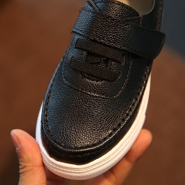 Детски маратонки с лепенка и гъвкава подметка в три цвята. 