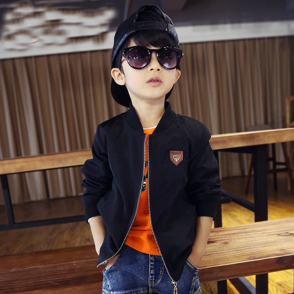 Детски есенни якета  в черен и оранжев цвят за момчета.