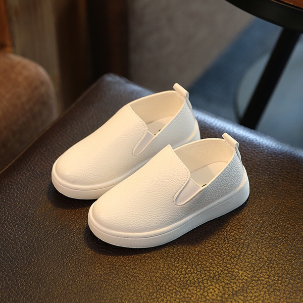 Модерни кожени еспадрили за момичета в пет цвята . 