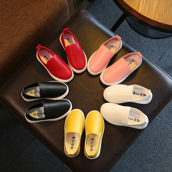 Модерни кожени еспадрили за момичета в пет цвята . 