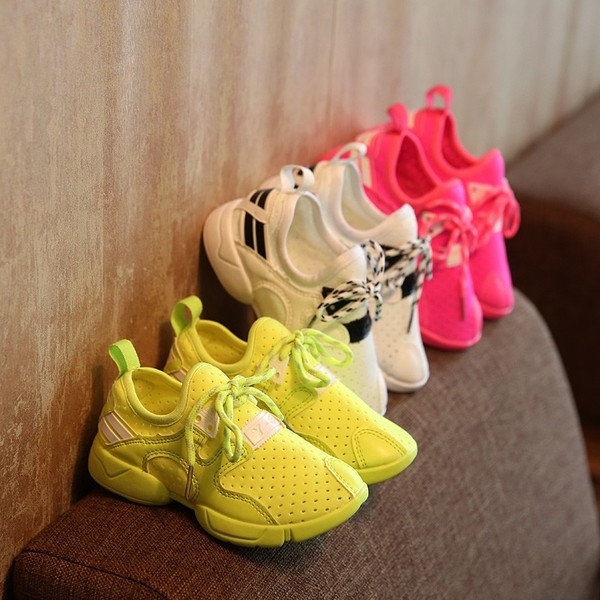 Детски маратонки за момичета в искрящи цветове. 