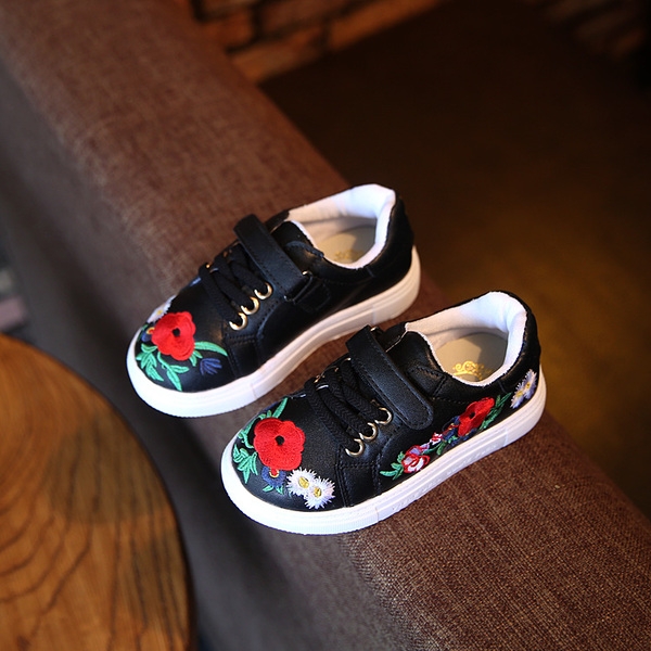 Детски маратонки с бродирани цветя и закопчаване със връзки и лепенка. 