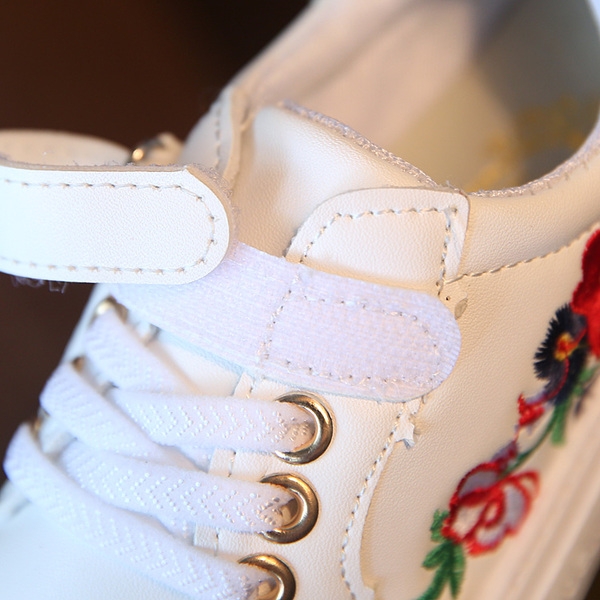 Детски маратонки с бродирани цветя и закопчаване със връзки и лепенка. 